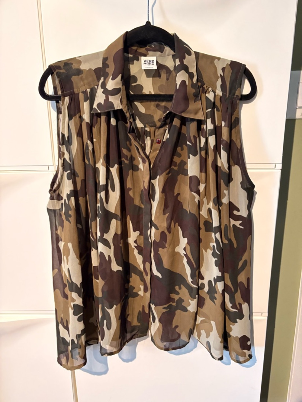 Vero Moda Women's Sleeveless Camo Button-Front Top - Brown/Olive